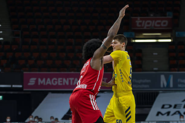 动作过于保 动作过于保